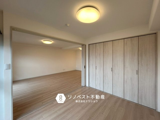 シャトー第2八戸ノ里の洋室|リビングと隣接している洋室。大容量の収納付きです！