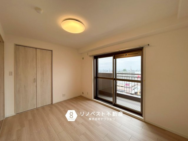 シャトー第2八戸ノ里の洋室|キッチン横の洋室。作業しながら見守れるためお子様部屋などにピッタリです！