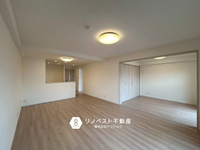 シャトー第2八戸ノ里の居間・リビング|約18.0帖のLDKは見晴らしが良く開放的な空間です◎
