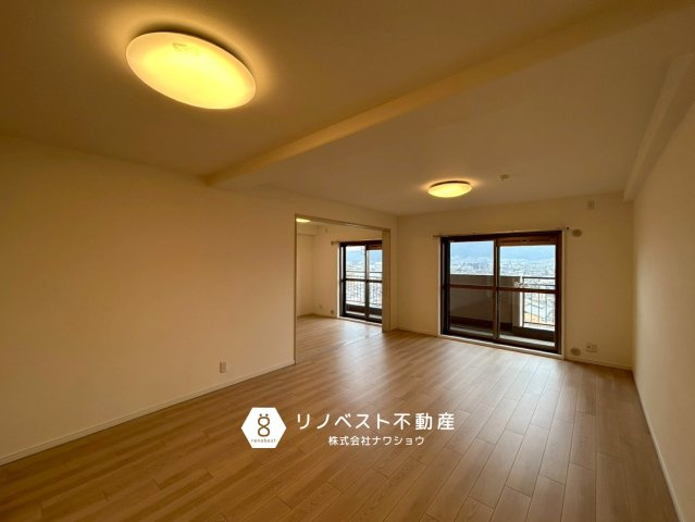 シャトー第2八戸ノ里の居間・リビング|隣接している洋室と繋げて仕様することも可能♪