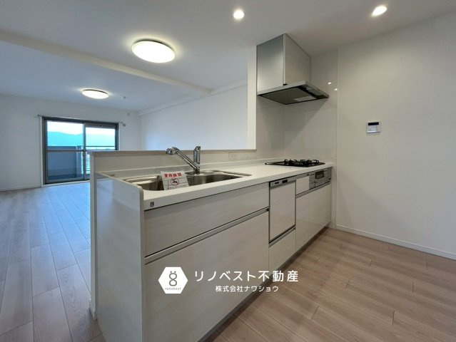 シャトー第2八戸ノ里のキッチン|対面式のシステムキッチン。作業動線も良く、リビングで寛ぐ家族を見守りながら作業できます♪
冷蔵庫や収納棚を置くスペースもしっかりございます！