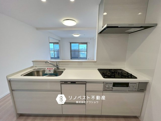 シャトー第2八戸ノ里のキッチン|キッチンからの見晴らしが特におすすめ！食洗機も付いており便利です♪
