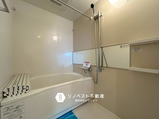 シャトー第2八戸ノ里の浴室|ワイドミラーで空間を広く見せてくれます♪
リノベーションで新調済みのユニットバスで日々の疲れを癒してください！