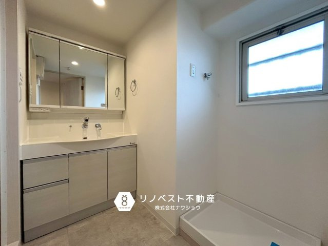 シャトー第2八戸ノ里の独立洗面台|広い洗面空間で、換気窓も付いております◎
洗面台は収納力も高く使い勝手が良さそうですね♪