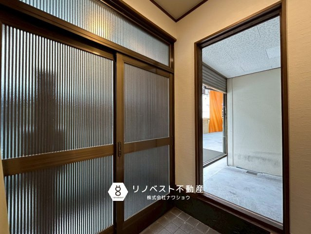 東成区大今里1丁目の玄関|玄関は車庫と繋がっており、便利な動線です◎