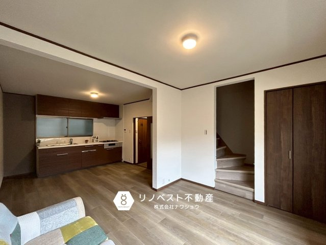 東成区大今里1丁目の居間・リビング|ブラウンを基調とした落ち着いた空間です◎