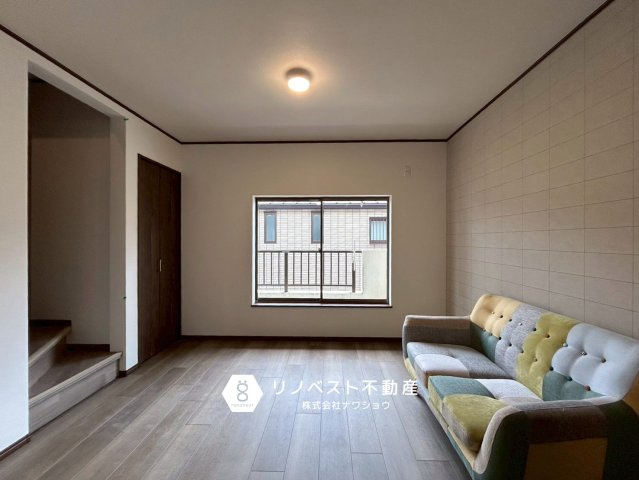 東成区大今里1丁目の玄関|アクセントクロスが可愛い◎2階リビングは家族と顔を合わせることが自然と増えます♪