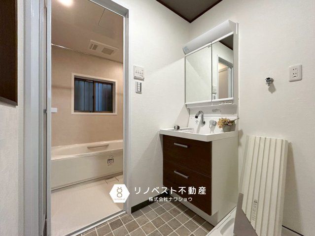 東成区大今里1丁目の洗面所|コンパクトですが、使い勝手の良い洗面台◎
洗濯パンも新調済み♪