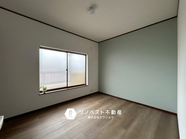 東成区大今里1丁目の洋室|ブルーのアクセントクロスが印象的な洋室。バルコニー付きです！
シンプルな間取りでお部屋のレイアウトをお楽しみいただけます♪