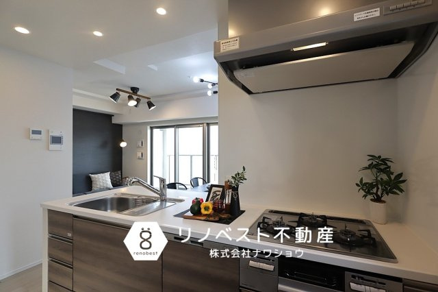 エスリード小阪プライムプレイスのキッチン|食洗機付きのシステムキッチン。
シンク下にも収納がしっかりございます◎