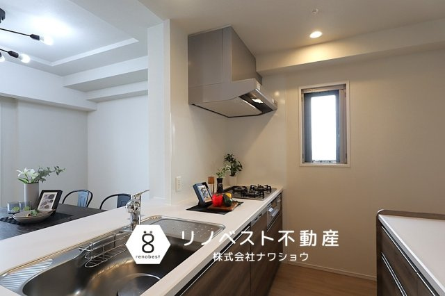 エスリード小阪プライムプレイスのキッチン|小窓付きで換気もバッチリ◎
ダイニングに近いので、動線も楽々♪