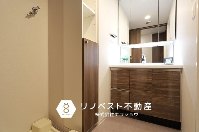 エスリード小阪プライムプレイスの洗面所|手元鏡付きの洗面台完備。
収納が多く、パジャマやスキンケア用品などもスッキリ片付きます◎