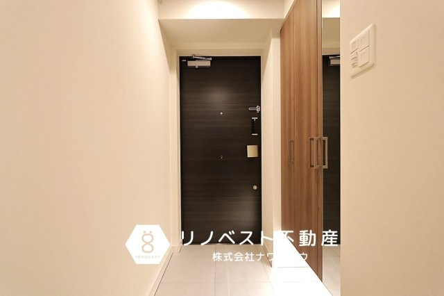 エスリード小阪プライムプレイスの玄関|全身ミラー付きシューズボックス完備◎
お出掛け前の身だしなみチェックはここでバッチリ♪