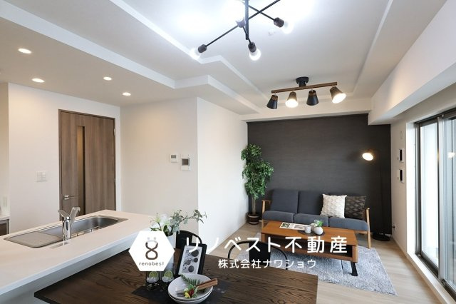 エスリード小阪プライムプレイスの居間・リビング|約13.7帖のLDK。
東向き採光で朝日が差し込み明るい室内です◎