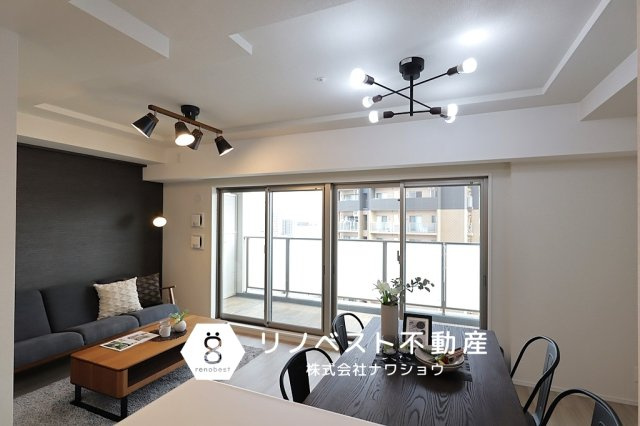 エスリード小阪プライムプレイスの居間・リビング|バルコニーに面していて、開放感のある空間です◎
床暖房完備。