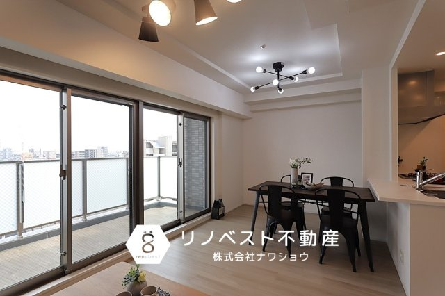 エスリード小阪プライムプレイスの居間・リビング|カウンターキッチンからリビングの様子が見えるので、お子様のいるご家庭も安心ですね♪