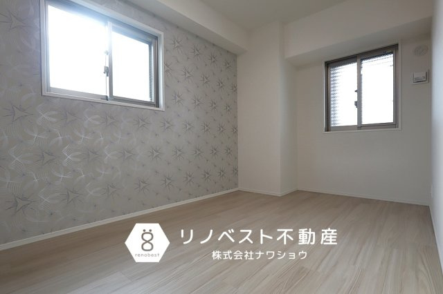 エスリード小阪プライムプレイスの洋室|2面採光で陽当たり良好◎
アクセントクロスがおしゃれです。