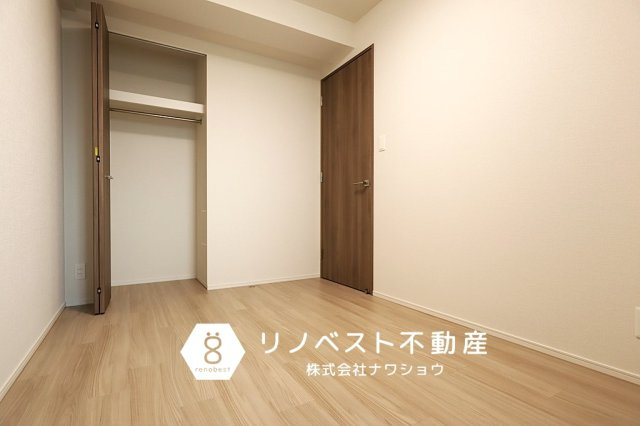 エスリード小阪プライムプレイスの洋室|約5.5帖の洋室。
シンプルな内装でどんな家具でも合いそうですね◎