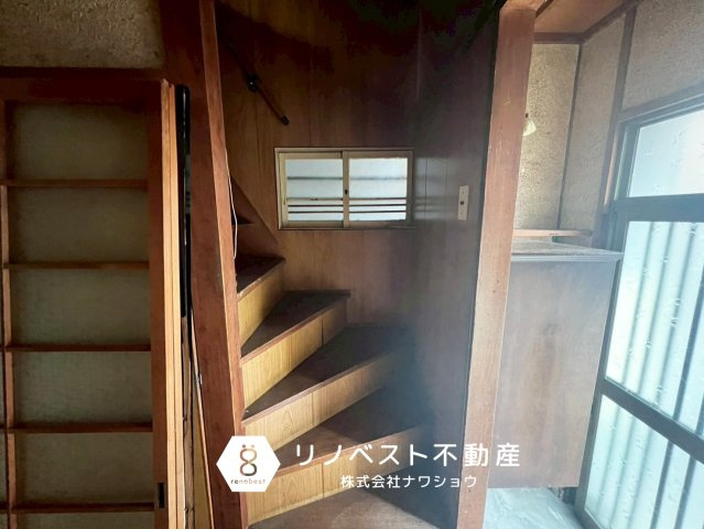 東大阪市新池島町1丁目の内装|玄関入ってすぐ右手に階段がございます◎