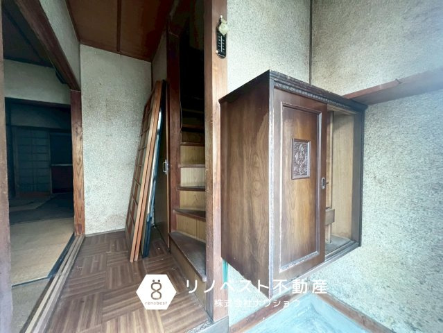 東大阪市新池島町1丁目の玄関|シューズボックスの下にも靴の収納スペースがございます◎