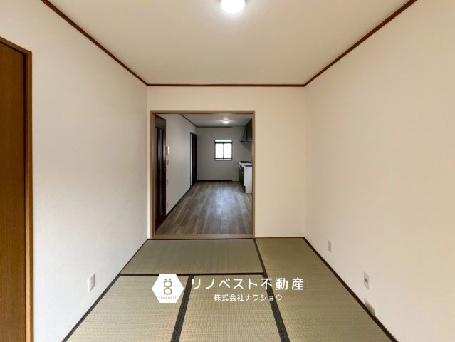 東大阪市新池島町１丁目の和室|リビング横の和室はお子様部屋としておすすめ♪
南向きのバルコニー付き◎