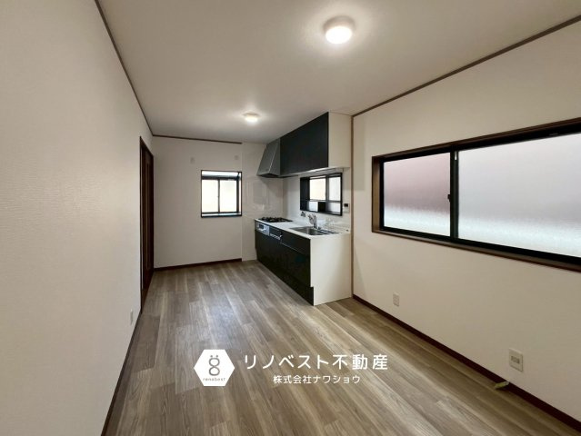 東大阪市新池島町１丁目の居間・リビング|2面採光のため明るいLDKです◎