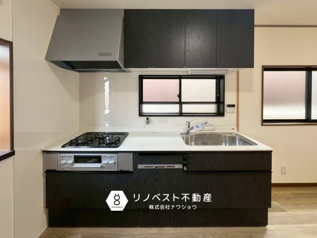 東大阪市新池島町１丁目のキッチン|キッチン周りに窓が多く、明るいため作業しやすいです♪
3口コンロに広い作業スペースで使い勝手良い◎