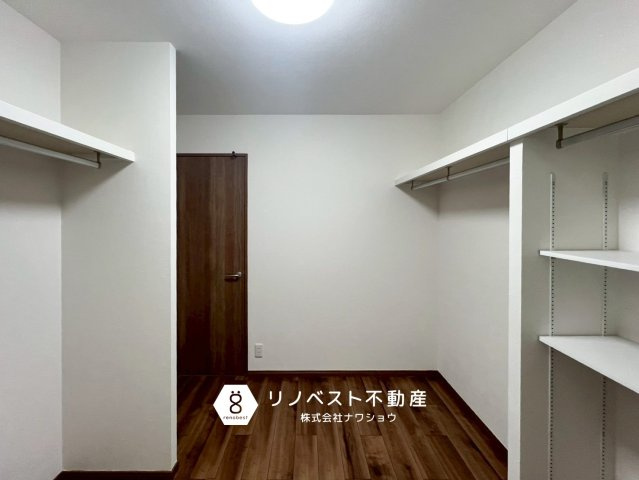 正起花園ハイツの収納|収納棚が付いた納戸です。家族分のウォークインクローゼットにおすすめです♪