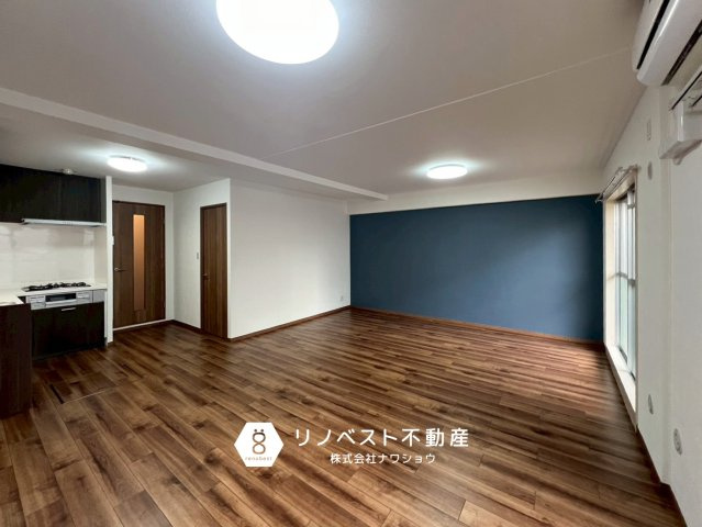 正起花園ハイツの居間・リビング|ネイビーのアクセントクロスがお部屋をぐっと引き締めてくれます◎
