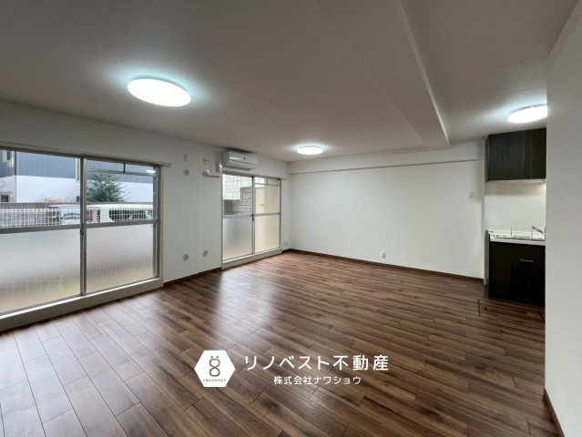 正起花園ハイツの居間・リビング|エアコン1台付きです♪南向きで明るいLDK！