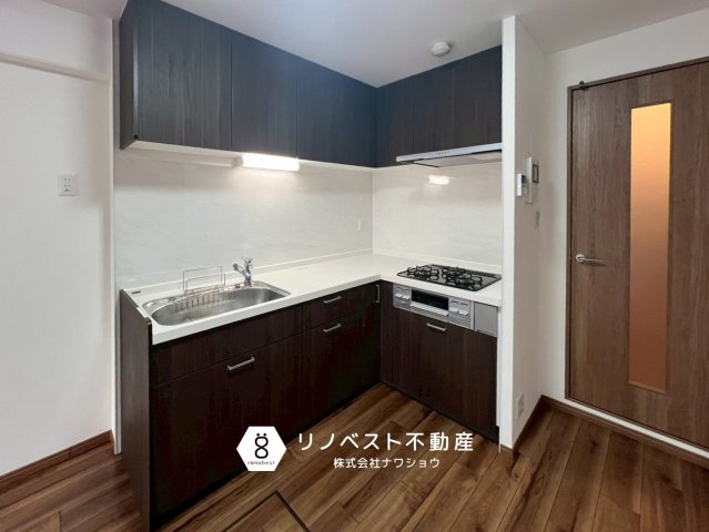 正起花園ハイツのキッチン|L字型キッチンは作業スペースが広く確保できるため、作業効率がアップします♪