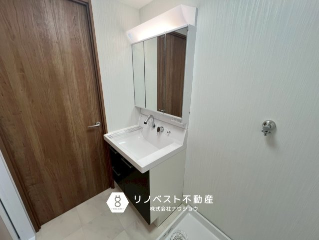 正起花園ハイツの独立洗面台|コンパクトですが、収納力もありお掃除がしやすい洗面台です◎