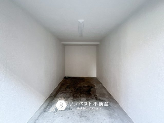 東大阪市御厨西ノ町1丁目の駐車場|シャッター付きのビルトインガレージです◎