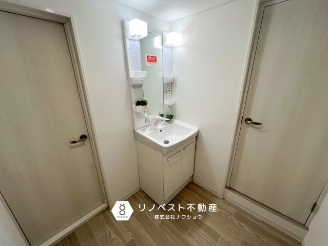 東大阪市御厨西ノ町1丁目の独立洗面台|コンパクトな洗面台ですが、ライト付きで使い勝手が良いです♪