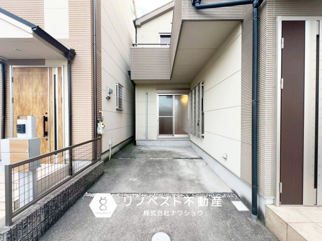 東大阪市若江東町1丁目の駐車場|１台分の駐車スペース完備。
リビングの掃き出し窓に面しているので、荷物の搬入も楽々です♪