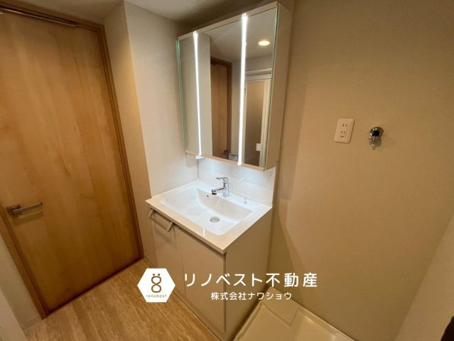 第一シャトー八戸の里の独立洗面台|LEDライト付きの独立洗面台で、メイク時に役立ちます♪