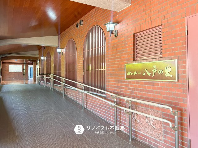 第一シャトー八戸の里|段差がなく、手すりや広めの通路を設けたバリアフリーロビーで、安全かつ快適な住まいをサポートします！