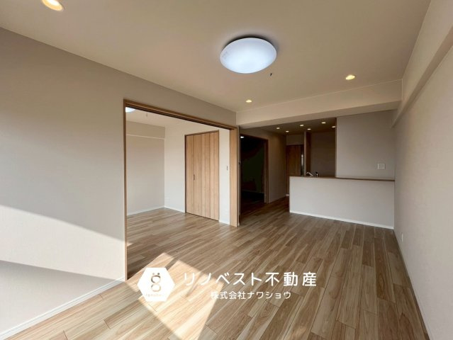 第一シャトー八戸の里の居間・リビング|洋室2部屋がリビングを通る間取りになっており、家族のコミュニケーションが増えます♪