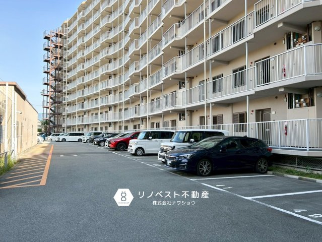 東大阪サンハイツの駐車場|敷地内に駐車場が完備されております。空き状況はご確認ください♪