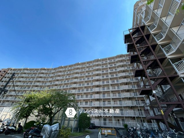 東大阪サンハイツの外観|総戸数193戸の大型マンションです！白基調で清潔感のある外観です！