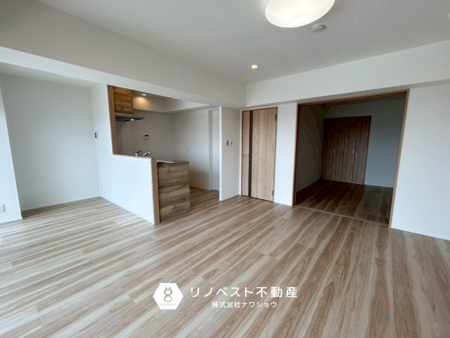 ハイム鴻池の居間・リビング|木目調の落ち着いたフローリング。南西向きで陽当たりも良好です◎