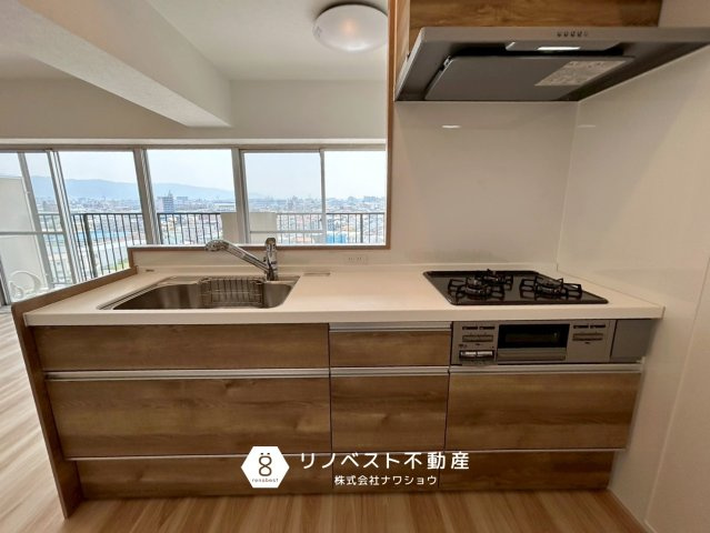 ハイム鴻池のキッチン|3口コンロが付いており調理スペースも充分あるので家事効率がＵＰ！キッチンからはリビングが見渡せるのでお子様の様子をうかがいながらお料理をできるのも良いですね！