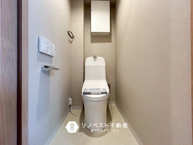 ハイム鴻池のトイレ|スタイリッシュなウォシュレット付きのトイレです！タオルバー付きなので手を洗ったらすぐに拭けるので清潔面も配慮されています！