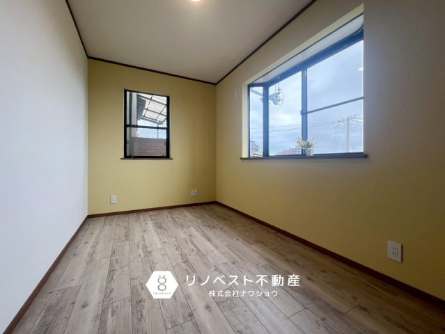 東大阪市東石切町6丁目の洋室|黄色のアクセントクロスが可愛い◎
部屋のレイアウトが楽しみですね♪