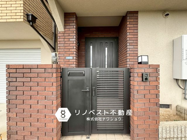 東大阪市東石切町6丁目の玄関|玄関横に花壇があり、家庭菜園も楽しめます♪