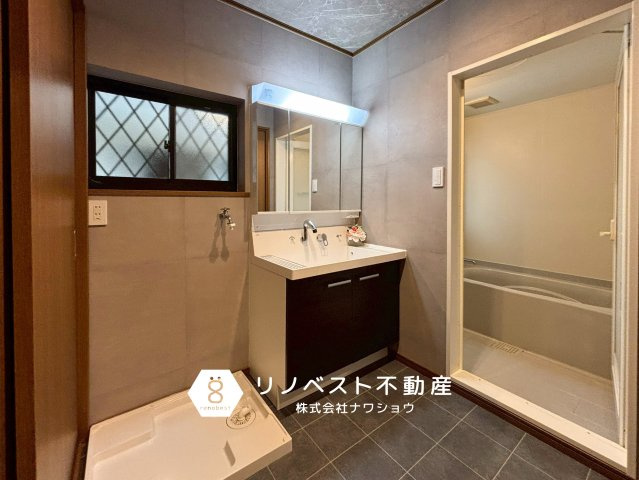 東大阪市東石切町6丁目の洗面所|洗面スペースは広く、ドラム式洗濯機も置けそうですね！