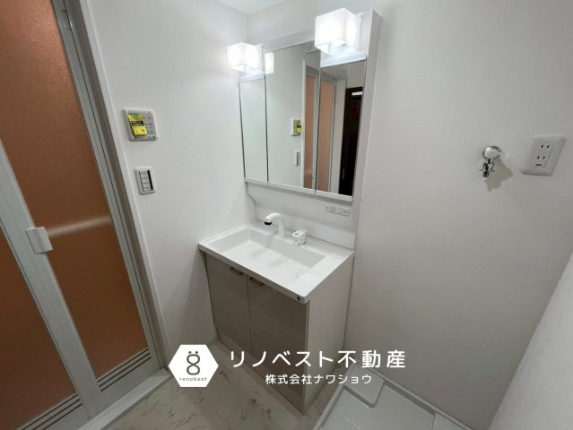 弥刀ハウスのその他|洗面台にライトが付いているのでお顔を明るく照らしてくれます！洗濯パンも設置されているのですぐに洗濯機を置いて頂けます！