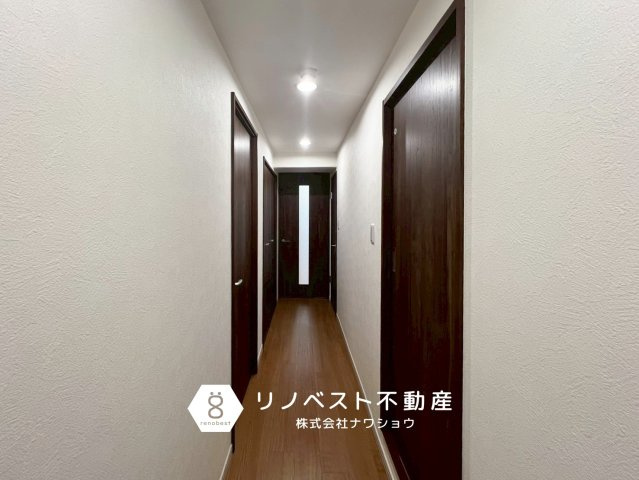 弥刀ハウスの玄関|落ち着いたカラーの扉があるのでシックな雰囲気の室内となっております。