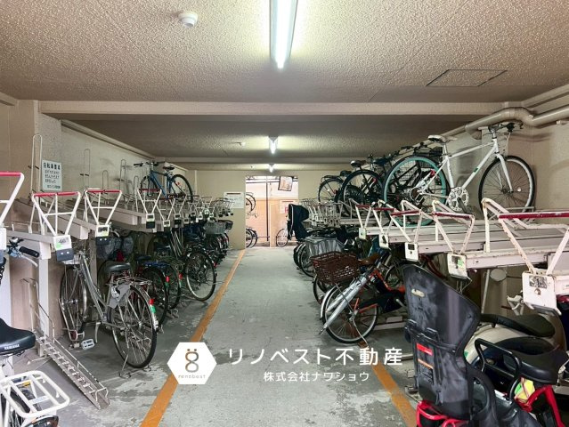 弥刀ハウスの駐輪場|整理された駐輪場がございます。きちんと管理されいるので安心ですね◎空き状況などはご確認ください。