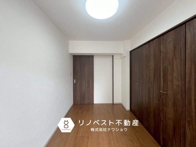 弥刀ハウスの洋室|大容量のクローゼットがあるのでスッキリとしたお部屋造りができますね！